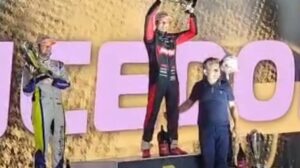 Nelsinho Piquet conquista vitória desafiadora na Stock Car em Cuiabá e recebe troféu de Mauro Mendes