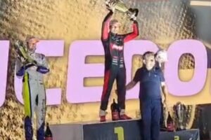 Nelsinho Piquet conquista vitória desafiadora na Stock Car em Cuiabá e recebe troféu de Mauro Mendes