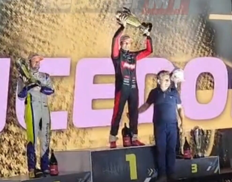 Nelsinho Piquet conquista vitória desafiadora na Stock Car em Cuiabá e recebe troféu de Mauro Mendes