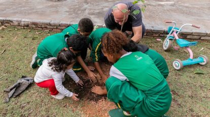 Cuiabá promove plantio de 400 mudas de árvores com engajamento infantil no Parque Tia Nair