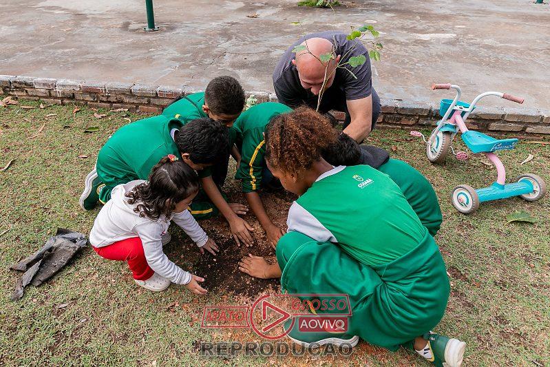 Cuiabá promove plantio de 400 mudas de árvores com engajamento infantil no Parque Tia Nair