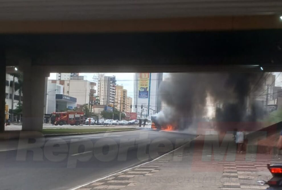 Caminhão em chamas explode e mobiliza equipes de emergência na Avenida do CPA em Cuiabá