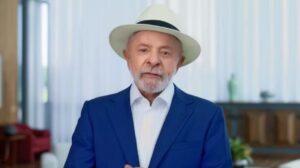 Lula incentiva jovens à política e gera polêmica com declaração sobre honestidade