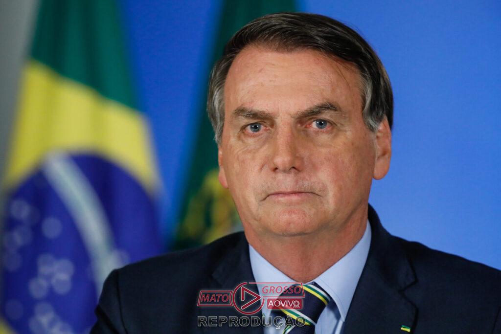 Bolsonaro justifica posse de arma à polícia citando proteção familiar