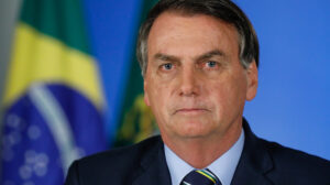 Bolsonaro justifica posse de arma à polícia citando proteção familiar