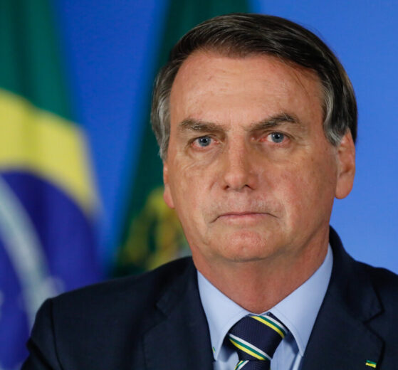 Bolsonaro justifica posse de arma à polícia citando proteção familiar