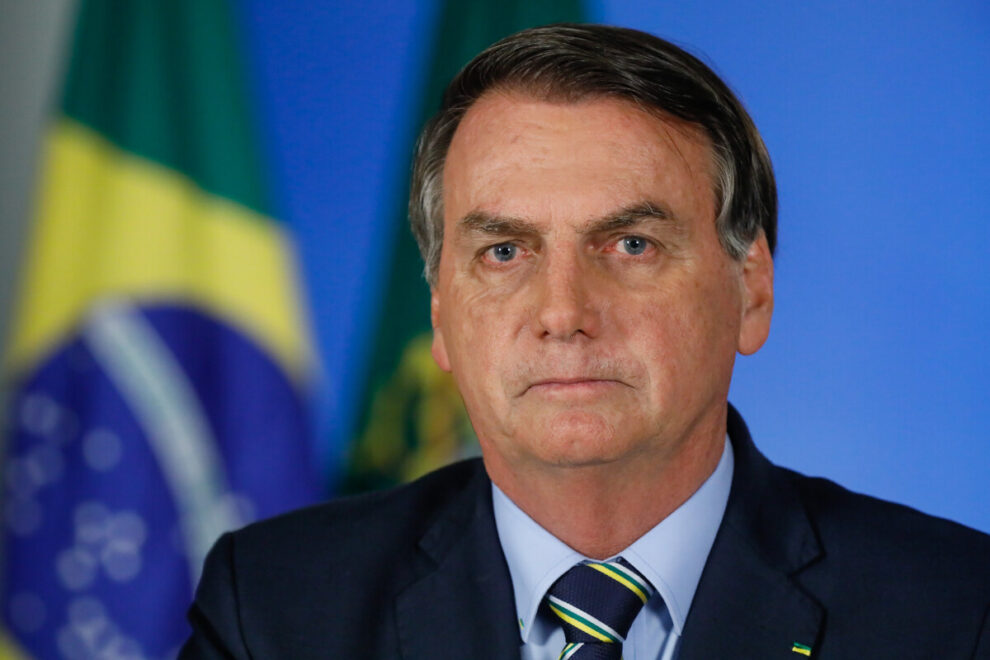 Bolsonaro justifica posse de arma à polícia citando proteção familiar