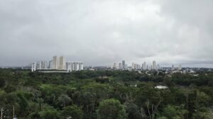 Cuiabá sob alerta de 3º dia com 14°C, máxima de 19°C, chuva e ventos fortes nesta quinta.