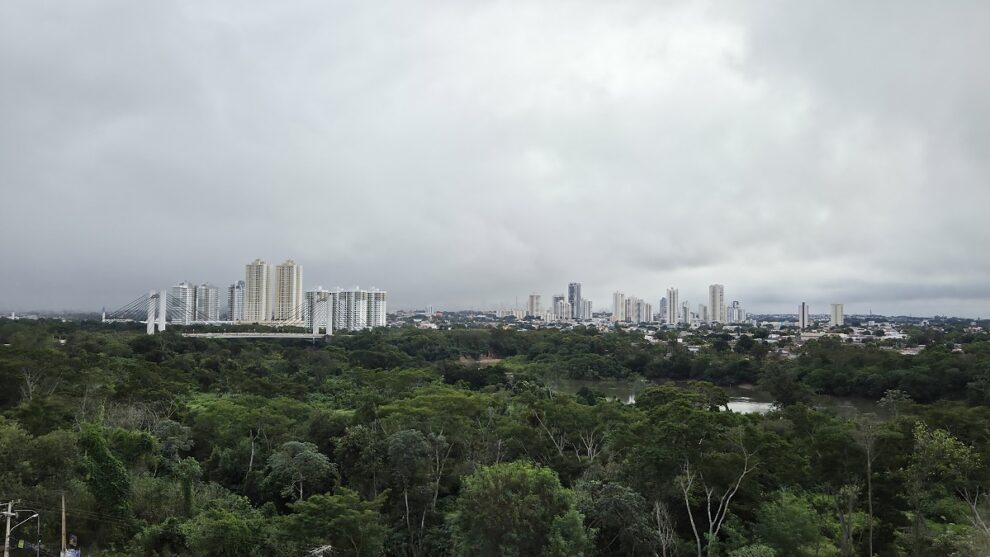 Cuiabá sob alerta de 3º dia com 14°C, máxima de 19°C, chuva e ventos fortes nesta quinta.