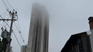 Cuiabá tem manhã de neblina rara que esconde topo do prédio mais alto do Centro-oeste (25)