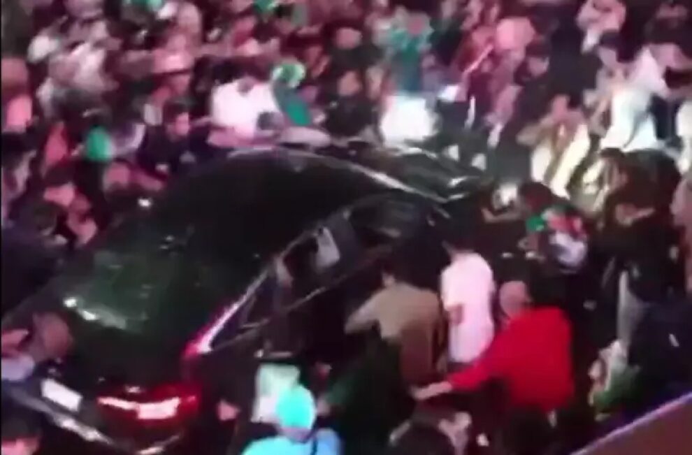 Motorista atropela multidão em festa da Copa no México e deixa 17 feridos